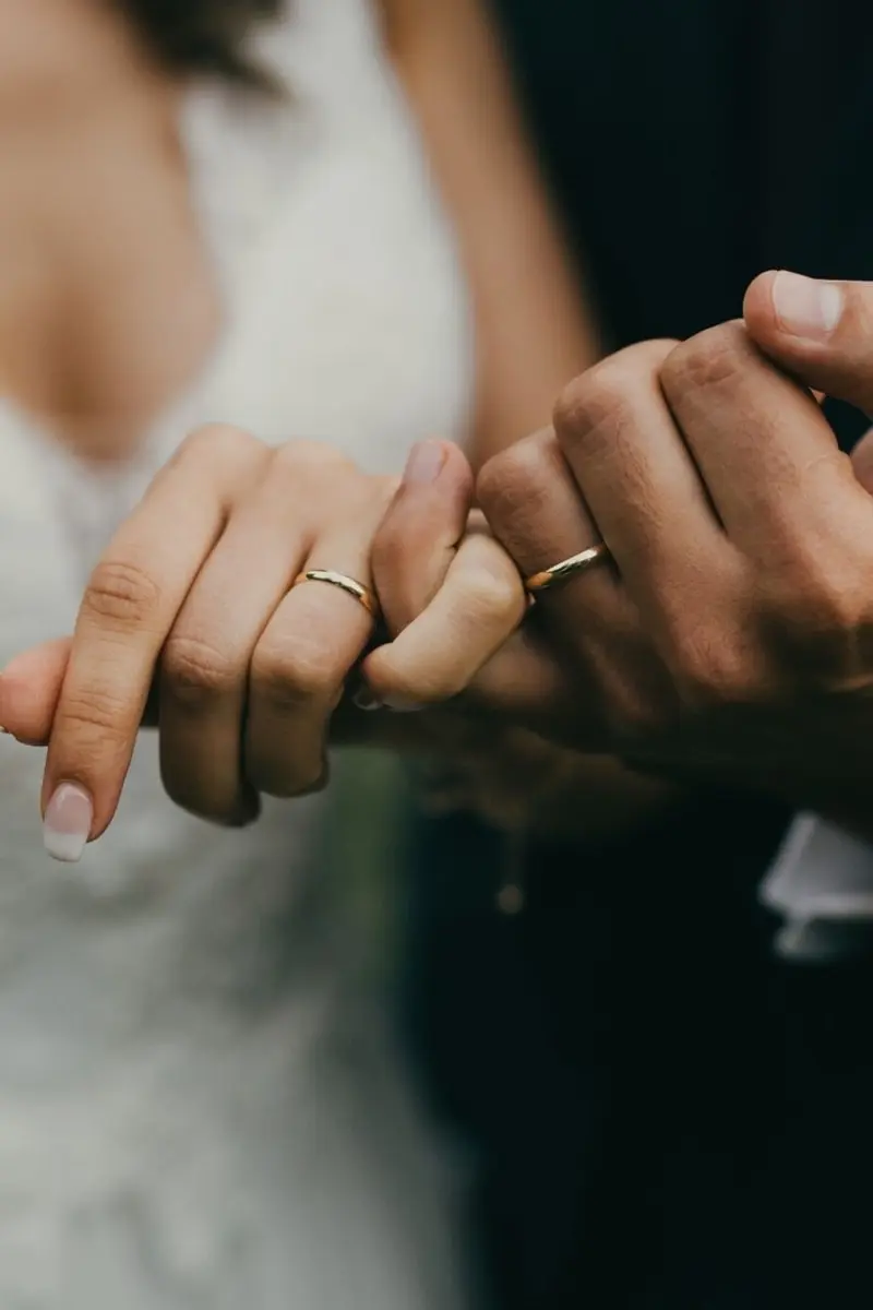 Detalle de las alianzas de boda