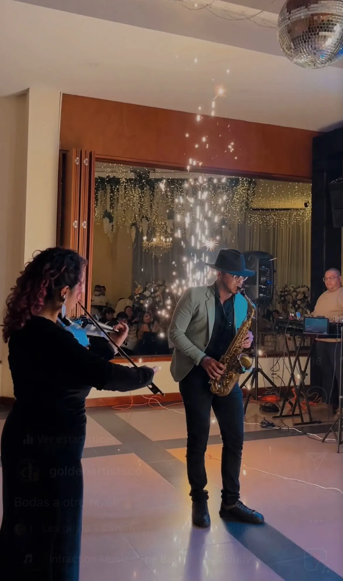 Dúo de violín eléctrico y saxofón tocando en una boda en Bogotá