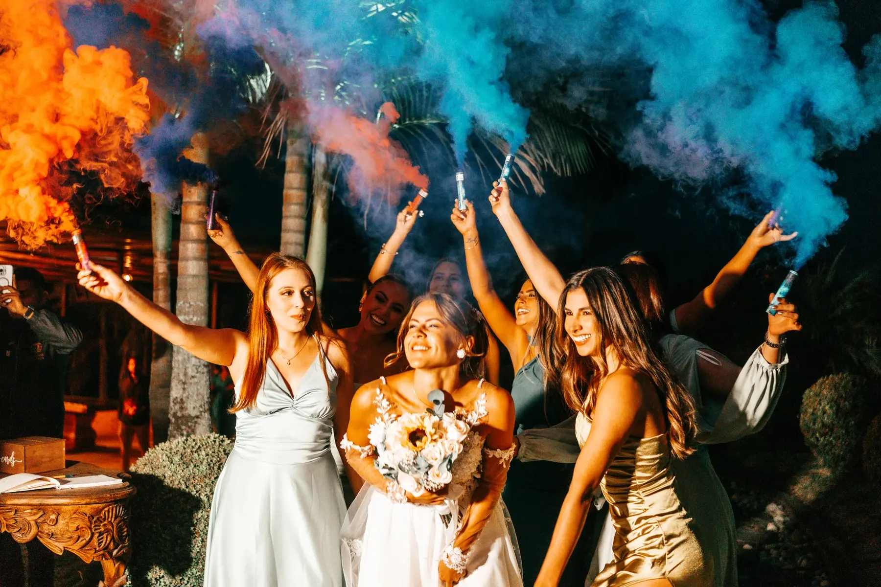 Fiesta de boda con bengalas y música en vivo en Bogotá