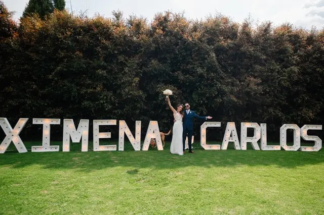 Letras luminosas con los nombres de los novios