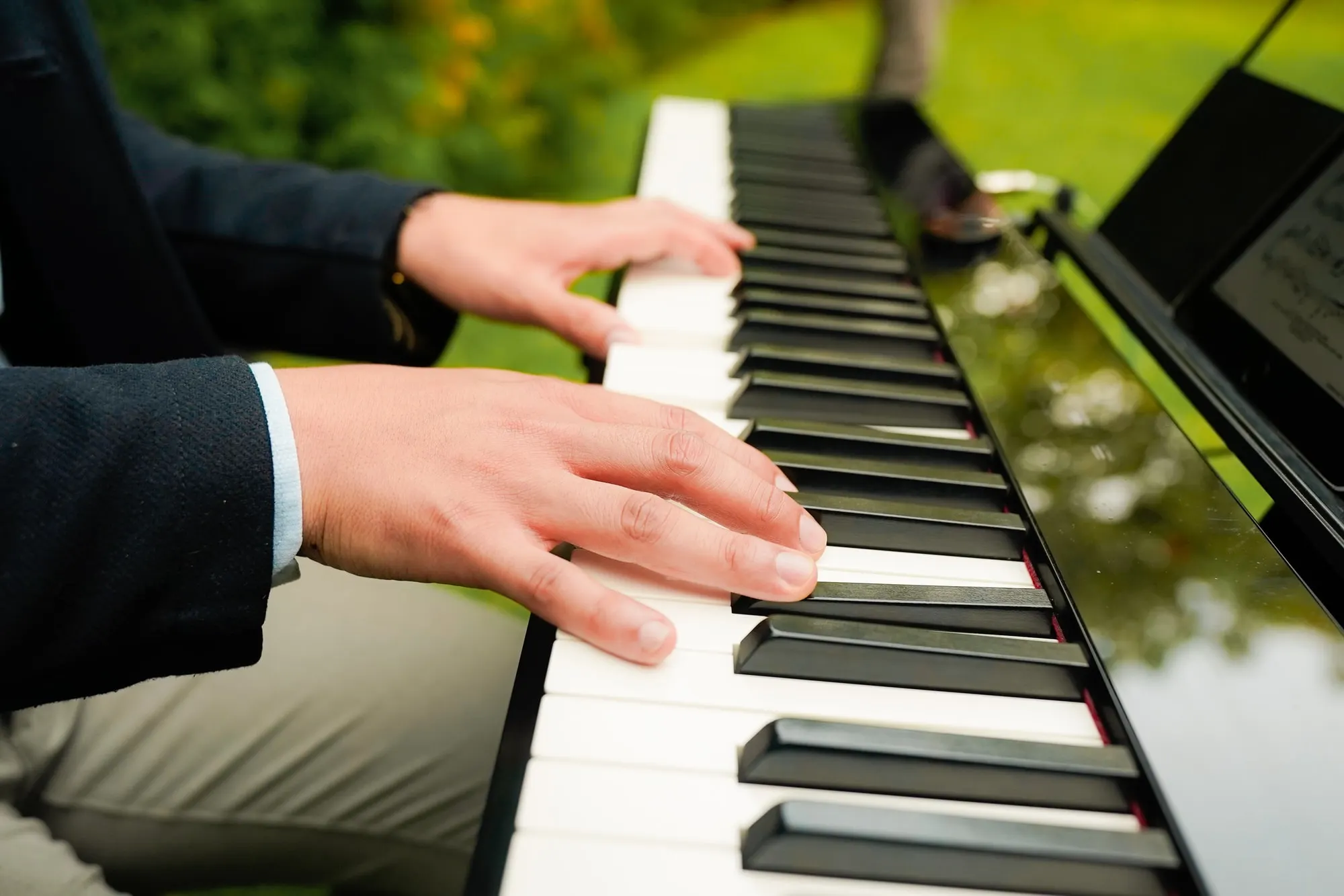 Pianista acompañando una ceremonia de boda en vivo