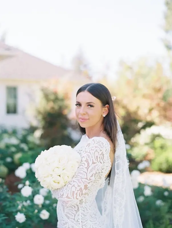 Novia con su ramo antes de la ceremonia