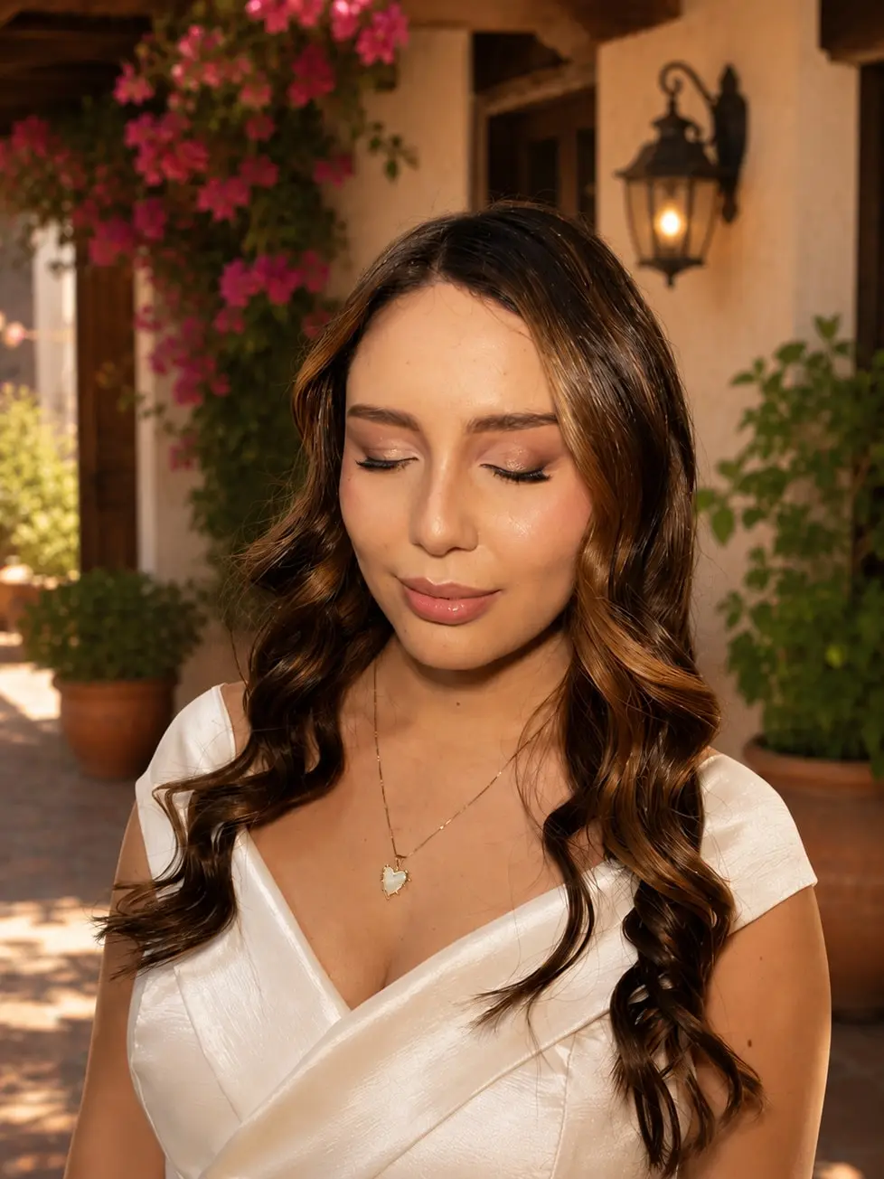 Novia maquillada en exteriores el día de su boda