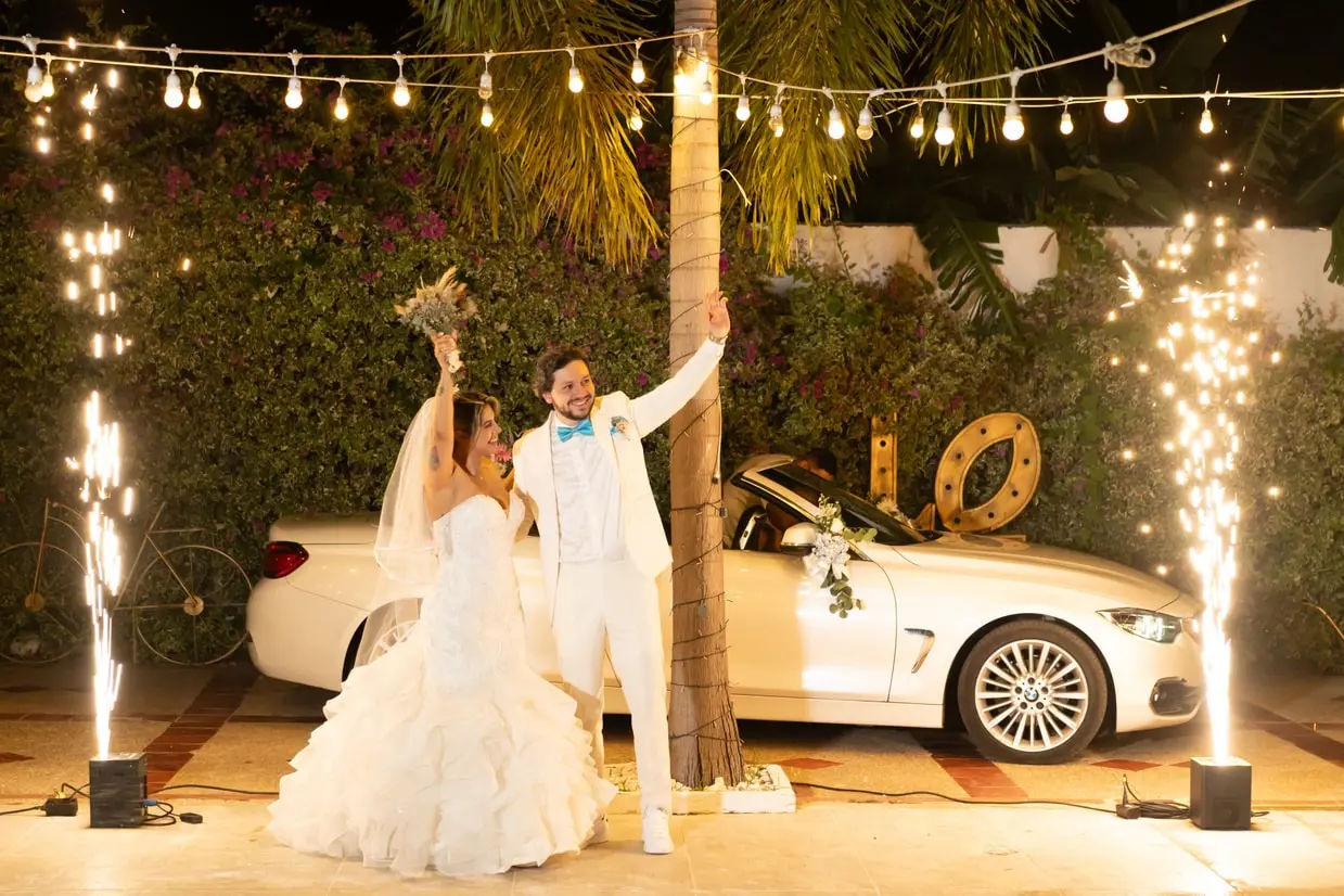 Salida de los novios con chispas al cierre de la fiesta