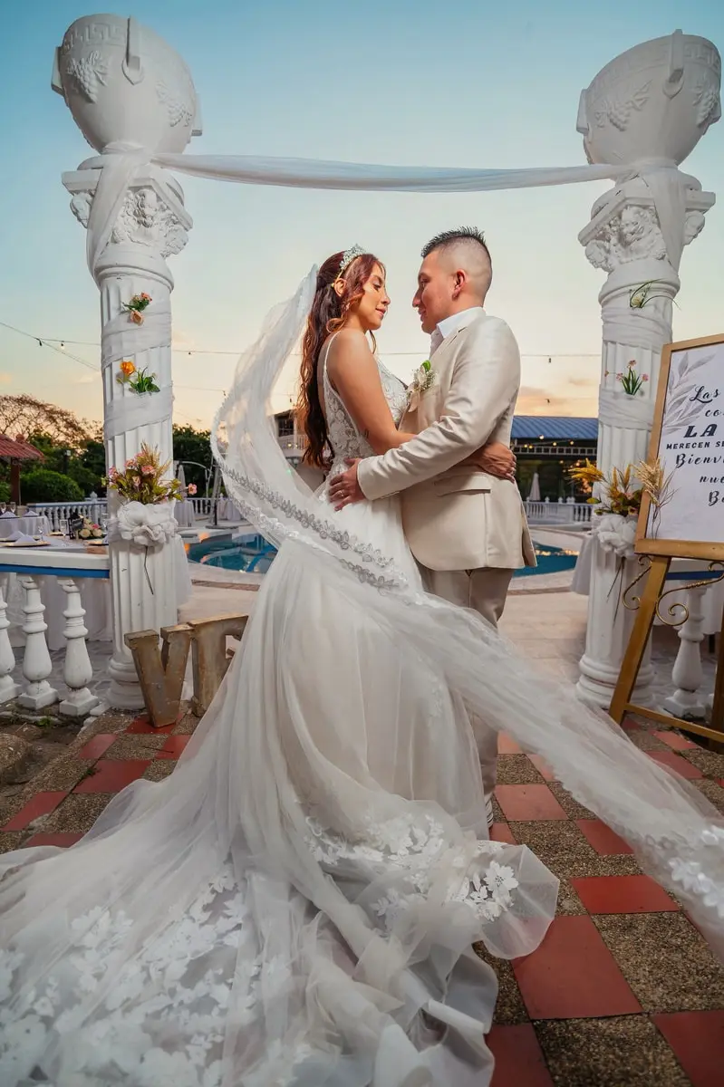 Pareja de novios posando en el venue