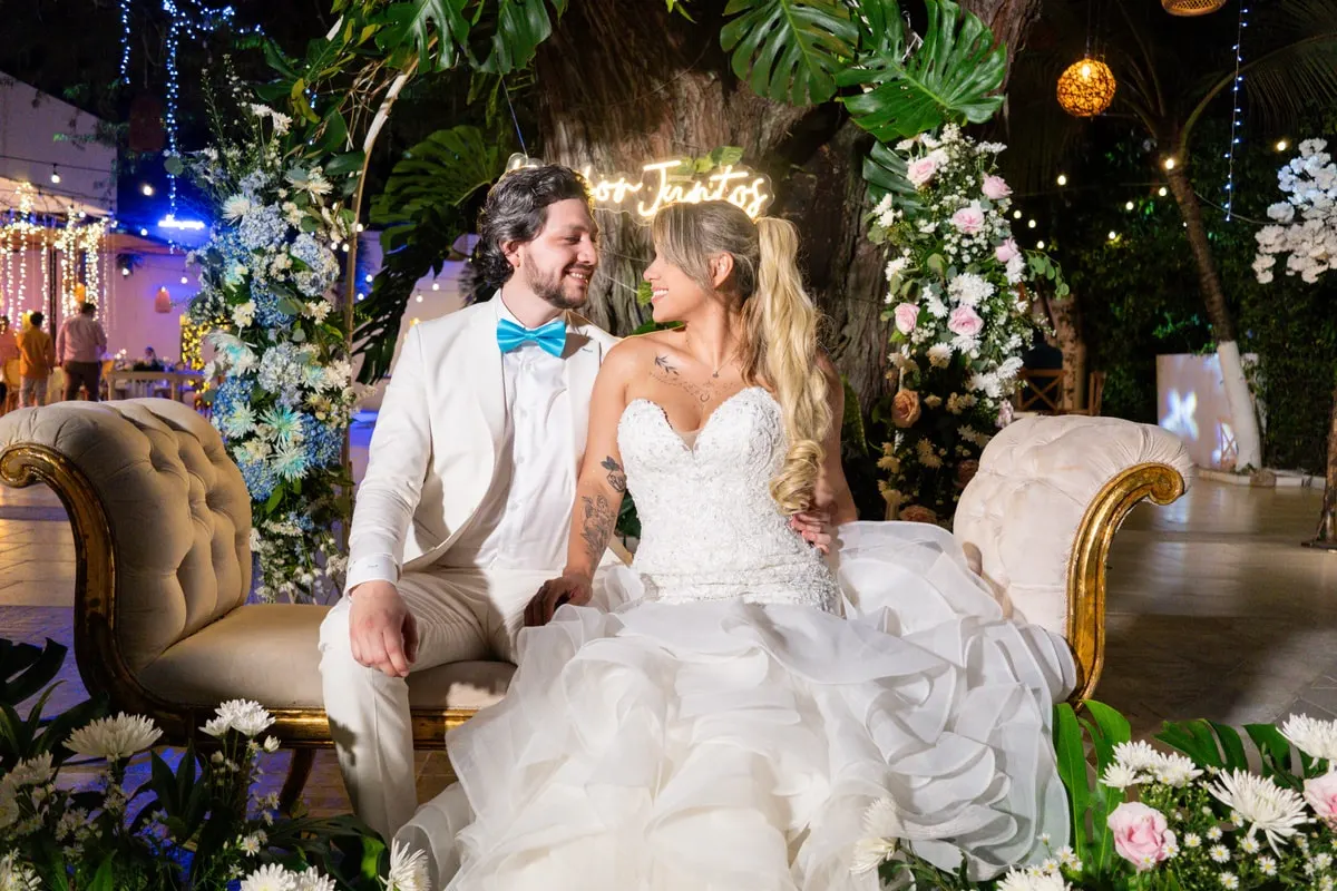 Pareja de novios durante el cóctel de su boda en Medellín