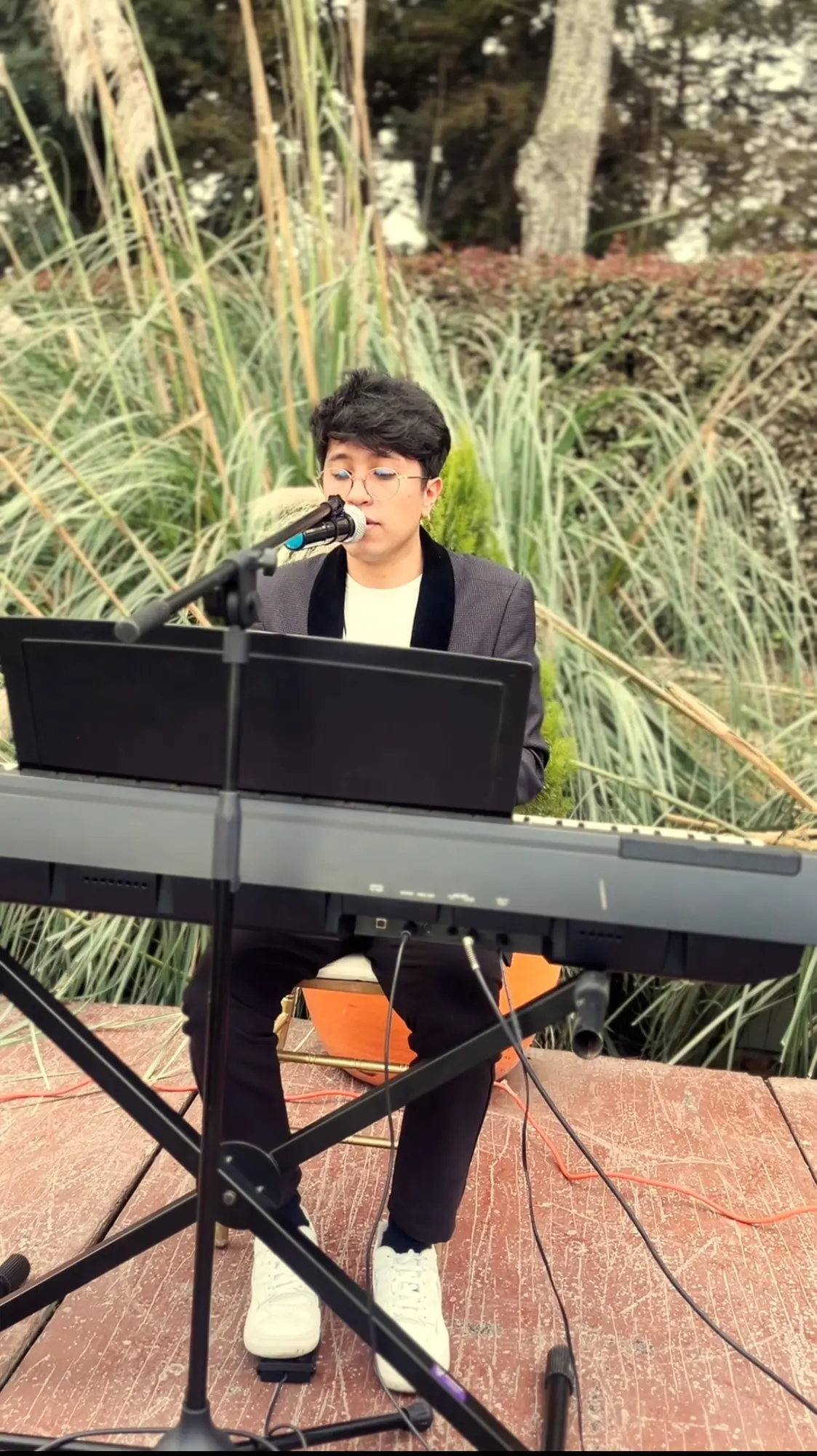 Pianista y cantante en vivo durante una boda al aire libre