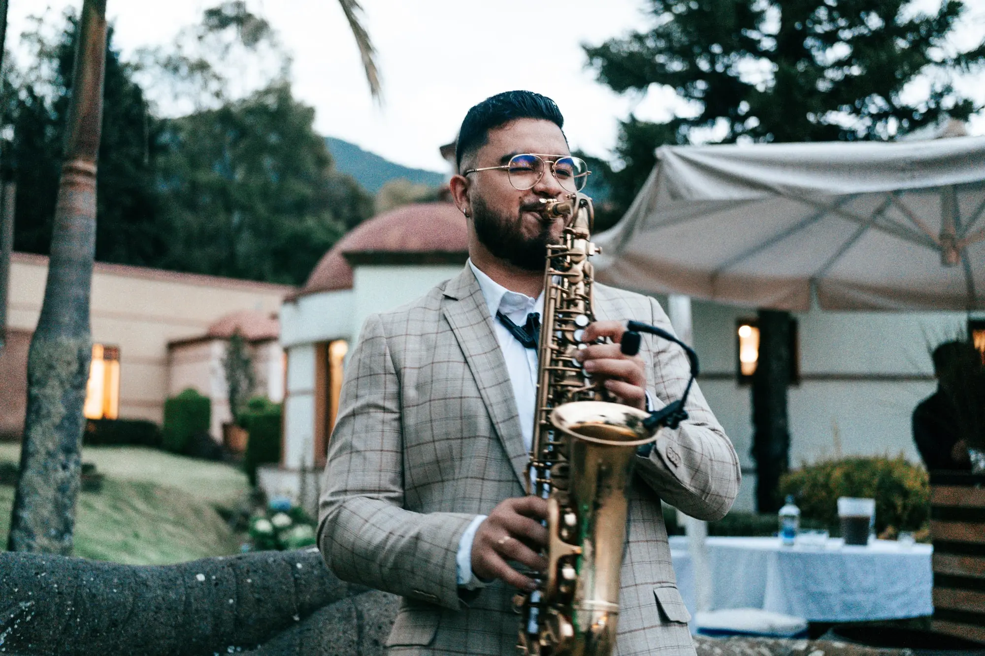 Saxofonista de Golden Artists tocando en una ceremonia de día