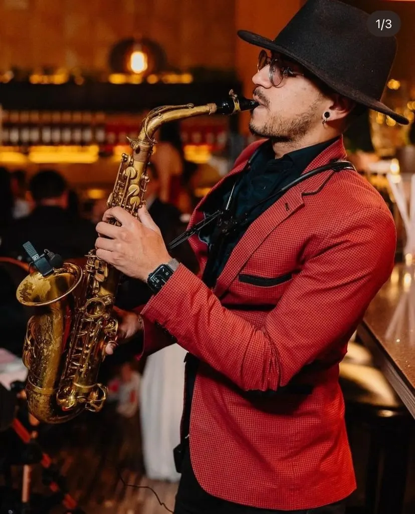 Saxofonista tocando en vivo en un restaurante de Bogotá