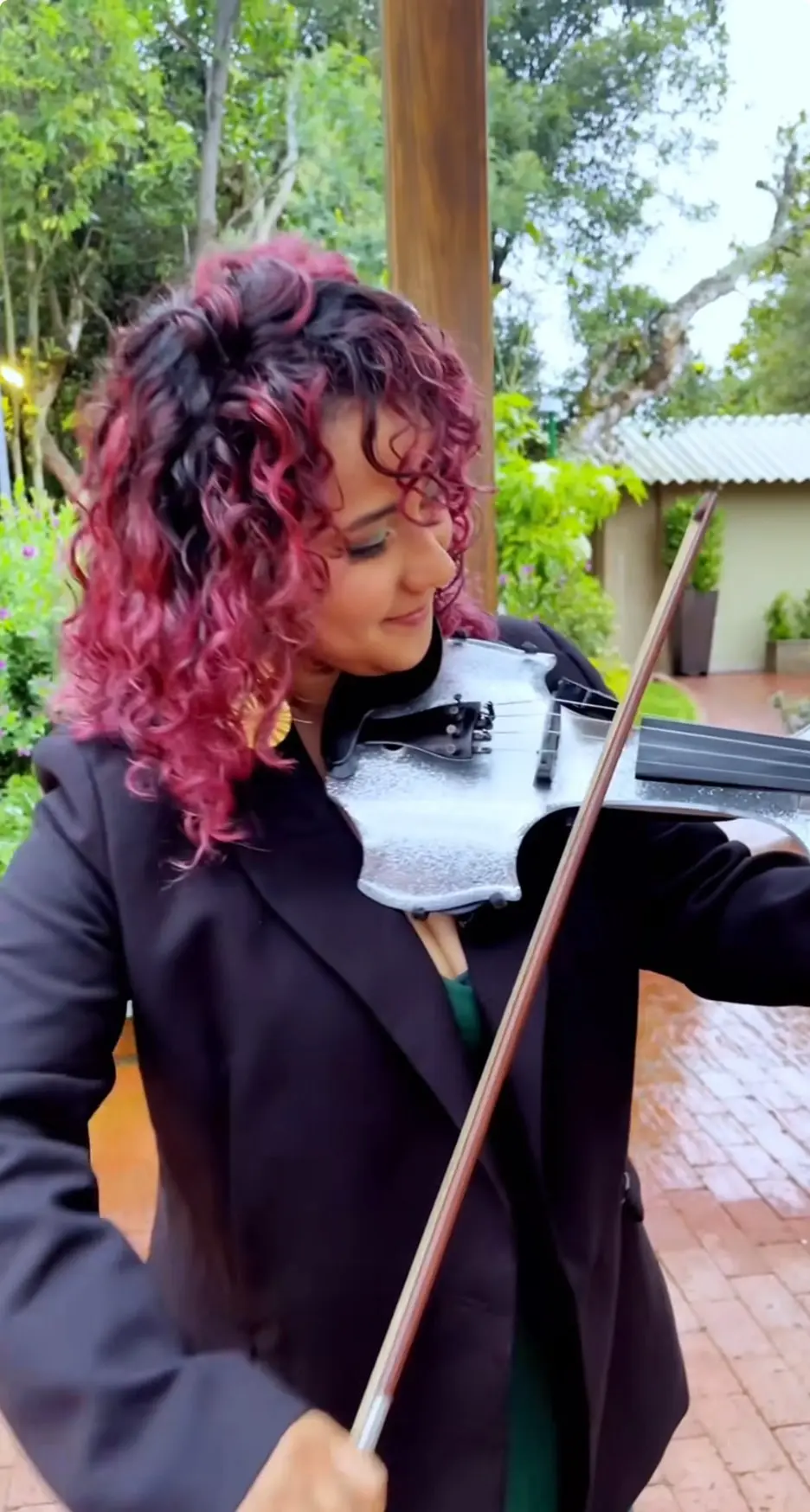 Violinista eléctrica en una boda en Bogotá