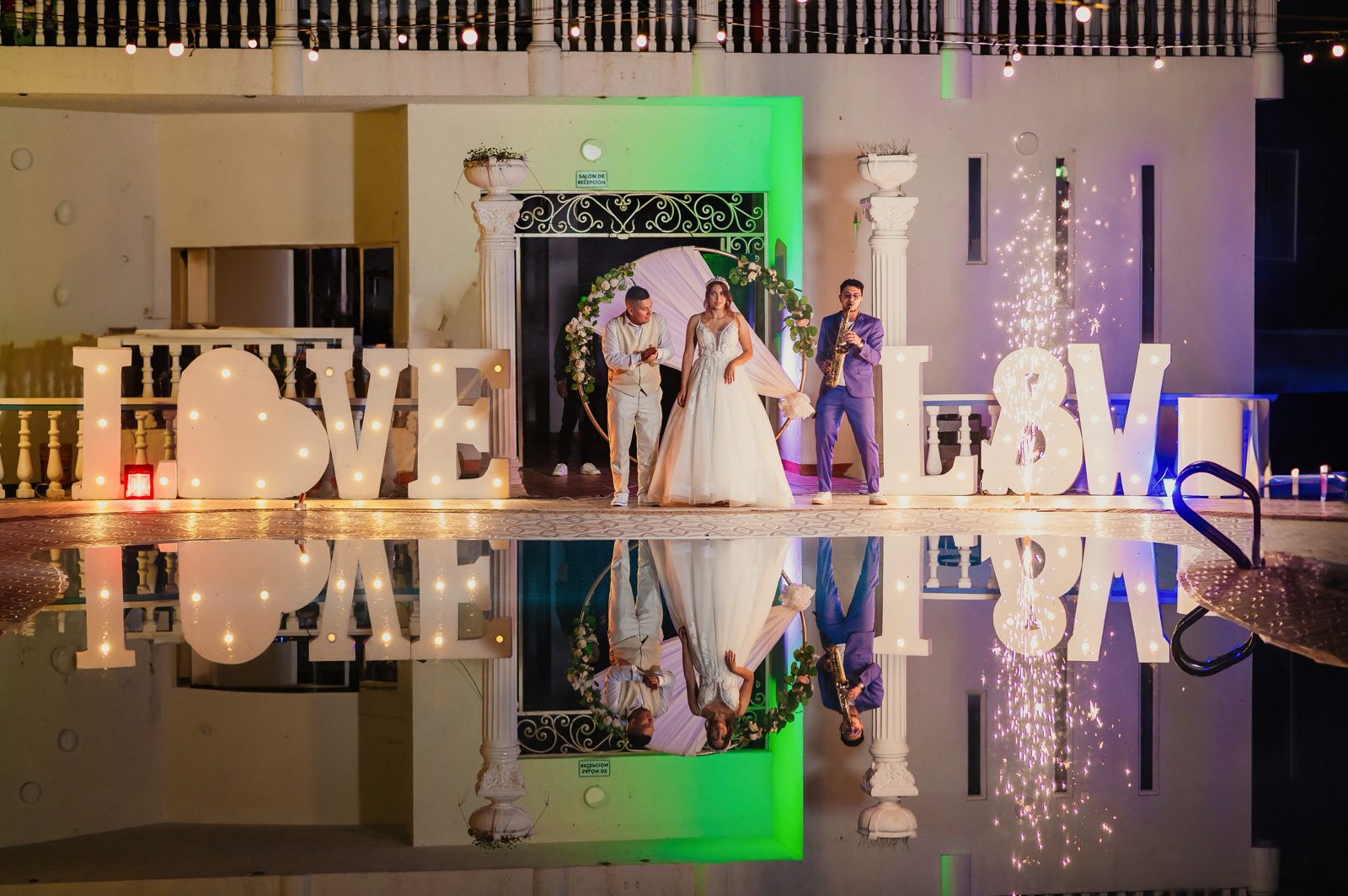 Letras LOVE iluminadas en LED en la ambientación de una boda por Golden Artists