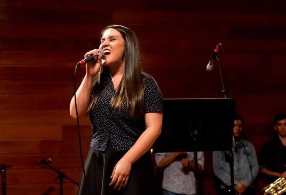 Cantante de Golden Artists interpretando en la ceremonia de una boda