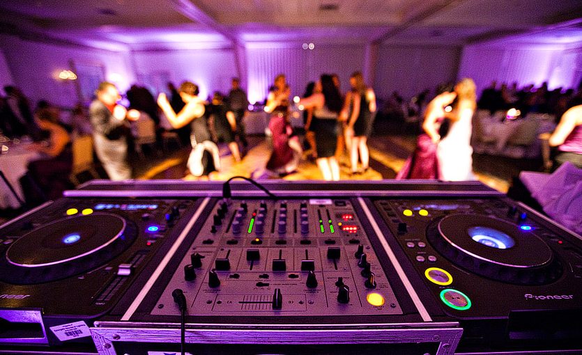 DJ de Golden Artists en la cabina durante la fiesta de una boda