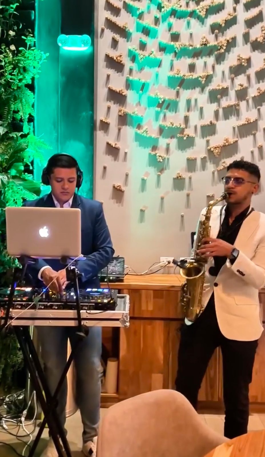 Formato de DJ con saxofón de Golden Artists en una fiesta de boda