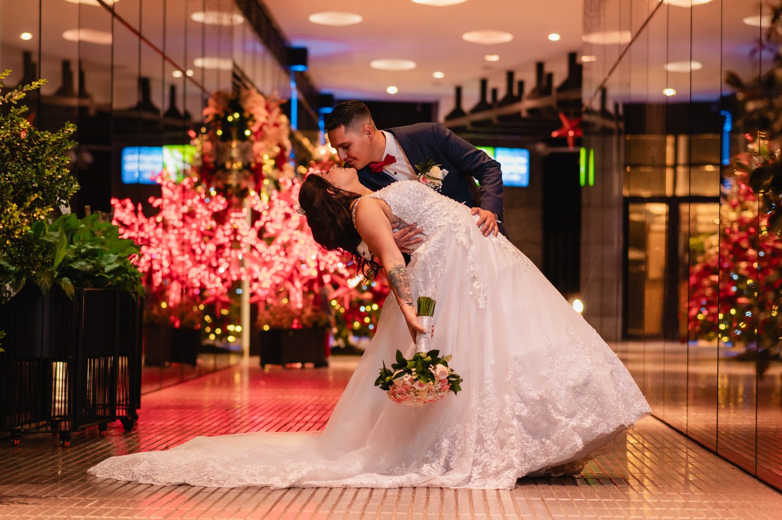 Fotografía de una pareja bailando en su boda, por Golden Artists
