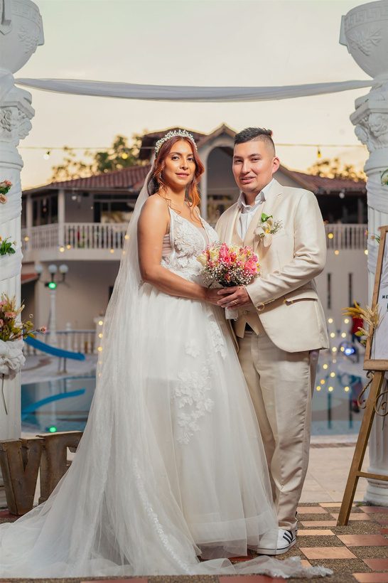 Retrato de pareja de novios captado por Golden Artists