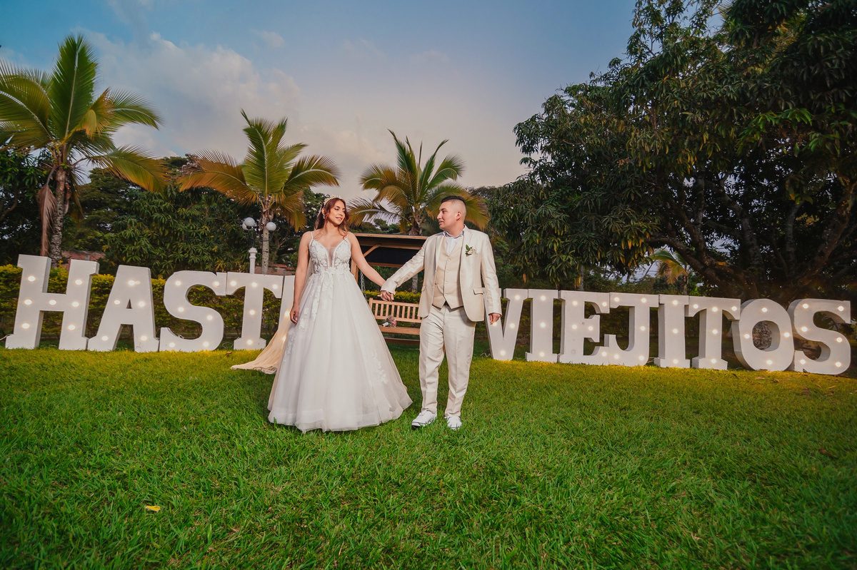 Sesión preboda en un jardín fotografiada por Golden Artists