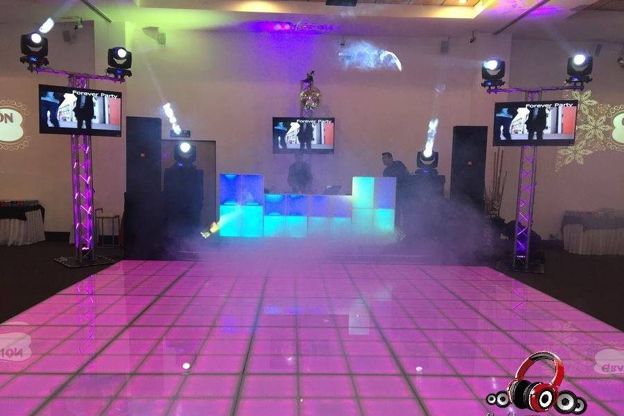 Pista LED programable del montaje profesional de Golden Artists en una boda
