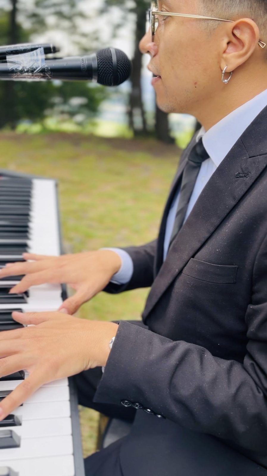 Pianista de Golden Artists tocando en el jardín de una boda