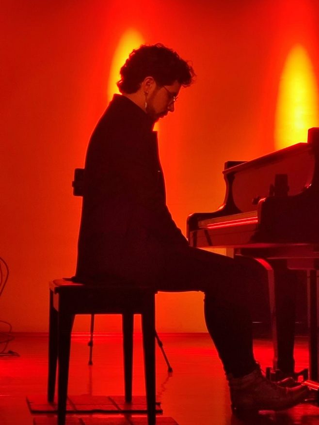 Silueta de un pianista de Golden Artists durante una ceremonia de boda