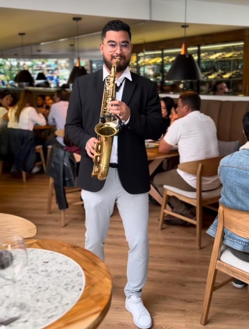 Show de saxofón de Golden Artists en un restaurante durante una boda