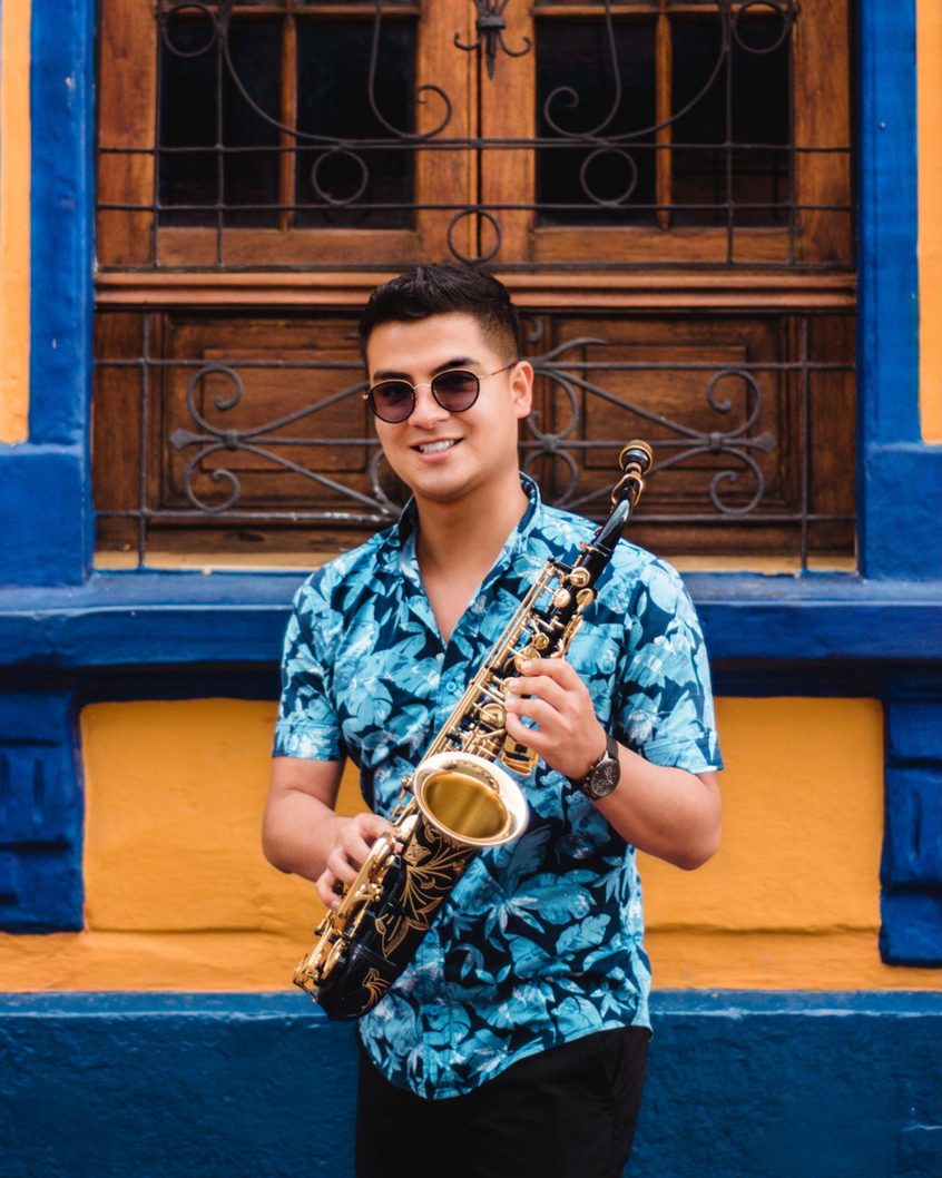 Saxofonista de Golden Artists tocando al aire libre en una boda