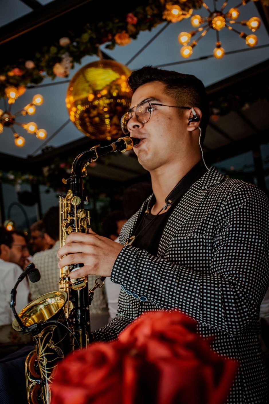 Saxofonista de Golden Artists animando un evento de boda